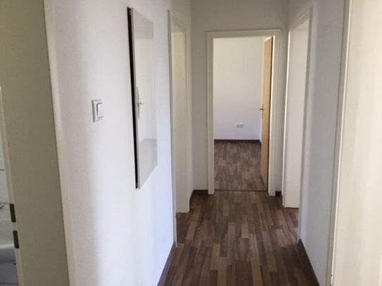 Schöne 3 Raum Wohnung mit Balkon