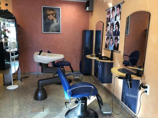 Gut eingeführter Friseur, aus Altersgründen neu zu vermieten.