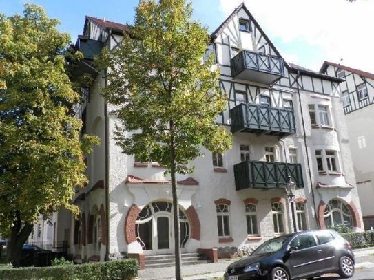 +++LICHTDURCHFLUTETE WOHNUNG MIT ZWEI BALKONEN IN EINER RUHIGEN SEITENSTRAßE+++