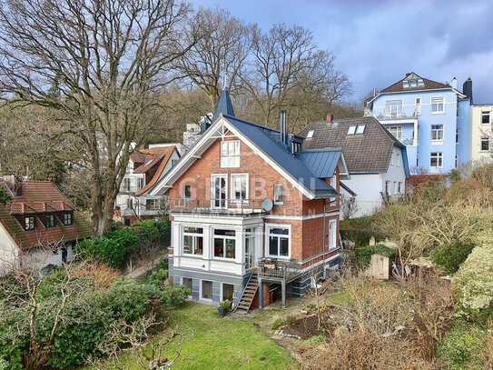 Rarität am Süllberg: Einfamilienhaus mit zwei Wohnungen, herrlichem Garten und Elbblick