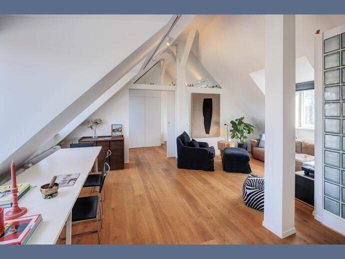 Möbliert: Stylisches Loft über den Dächern der Au