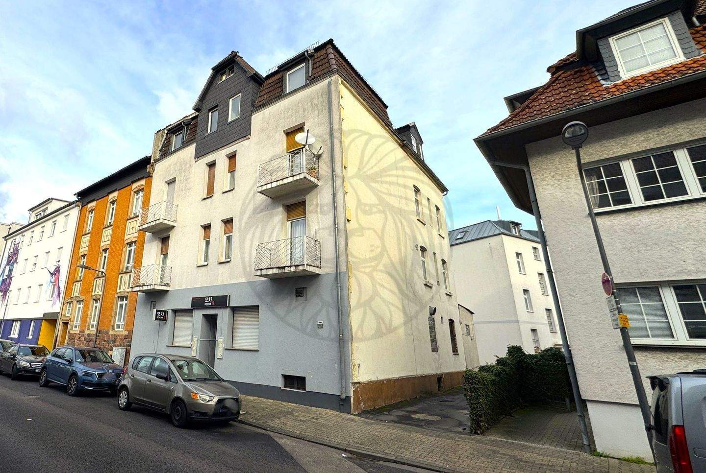 Frankfurt Hausen! WEG-Geteiltes Mehrfamilienhaus mit ca. 406 m² Fläche und 397 m² Grundstück.
