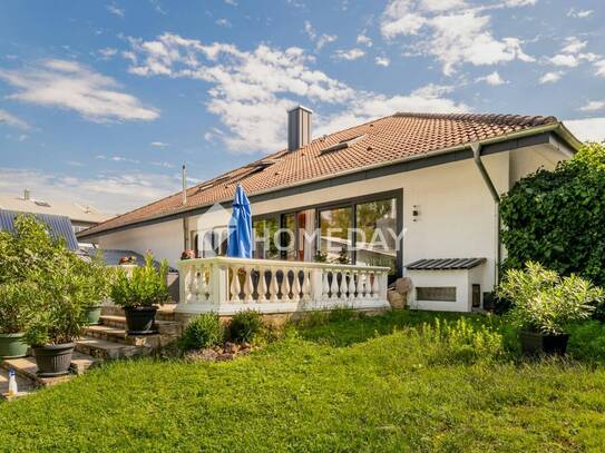 Vielseitiges MFH mit vermieteten Einheiten, Lagerhalle, Gartenpracht, exklusiver Ausstattung & Pool