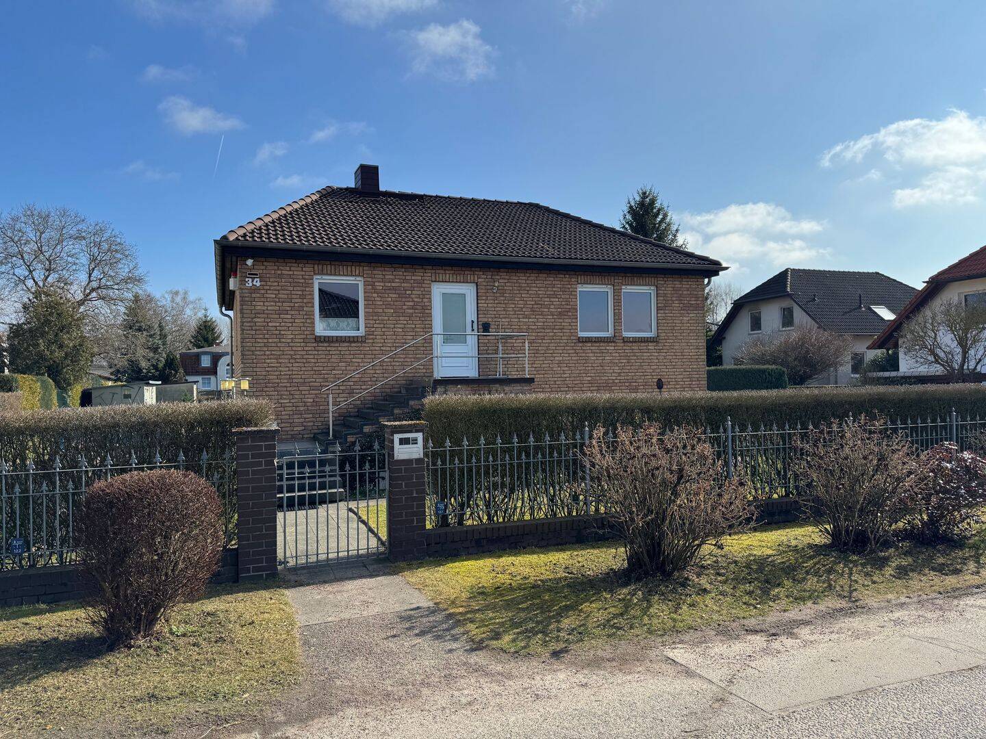 teilsaniertes EFH | 650qm Garten | 2 Garagen | Klima | EBK - Photo 1