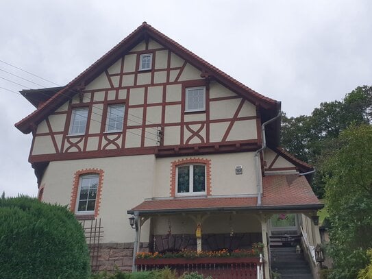 Gepflegtes und wunderschön gelegenes 2 Familienhaus in Uhlstädt mit einem herrlichen Ausblick zu verkaufen