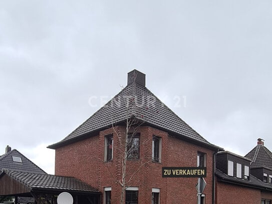 Gepflegtes Mehrfamilienhaus mit 3 Wohneinheiten, Doppelcarport & Garten