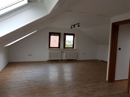 Helle großzügige 2-Zimmer Dachwohnung