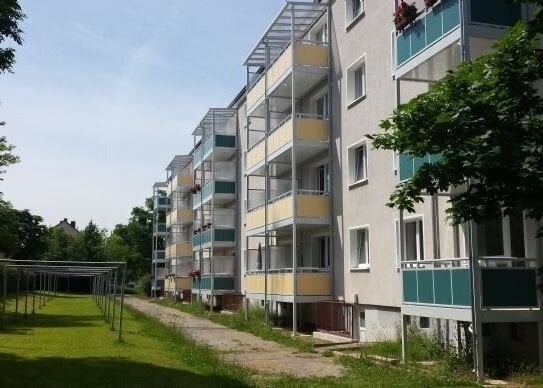 Mit BALKON, ruhig im GRÜNEN, 3 Raum Whg.