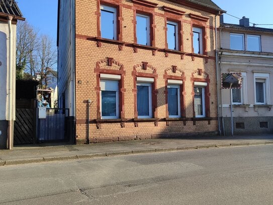 Umfassend saniertes Einfamilienhaus mit Einliegerwohnung und viel Platz hinter dem Haus