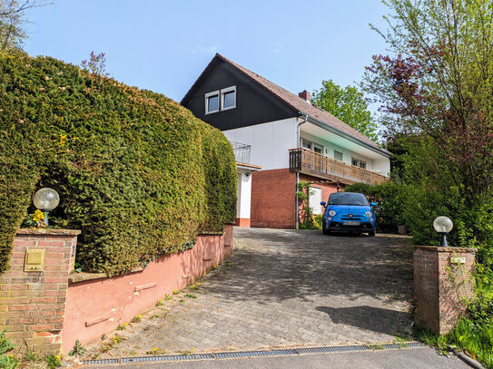 Einfamilienhaus mit ELW und Ausbaureserve sowie tollem Garten-Grundstück - in Feldrandlage!