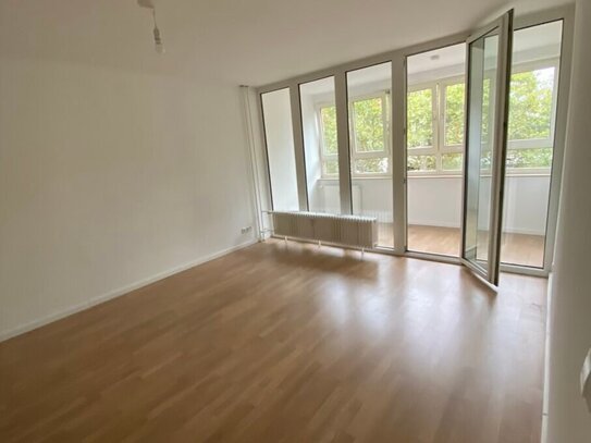 WBS m. besonderen Wohnbedarf erforderlich - 2 Zimmer Wohnung *Wintergarten *Wannenbad m. Fenster *Keller