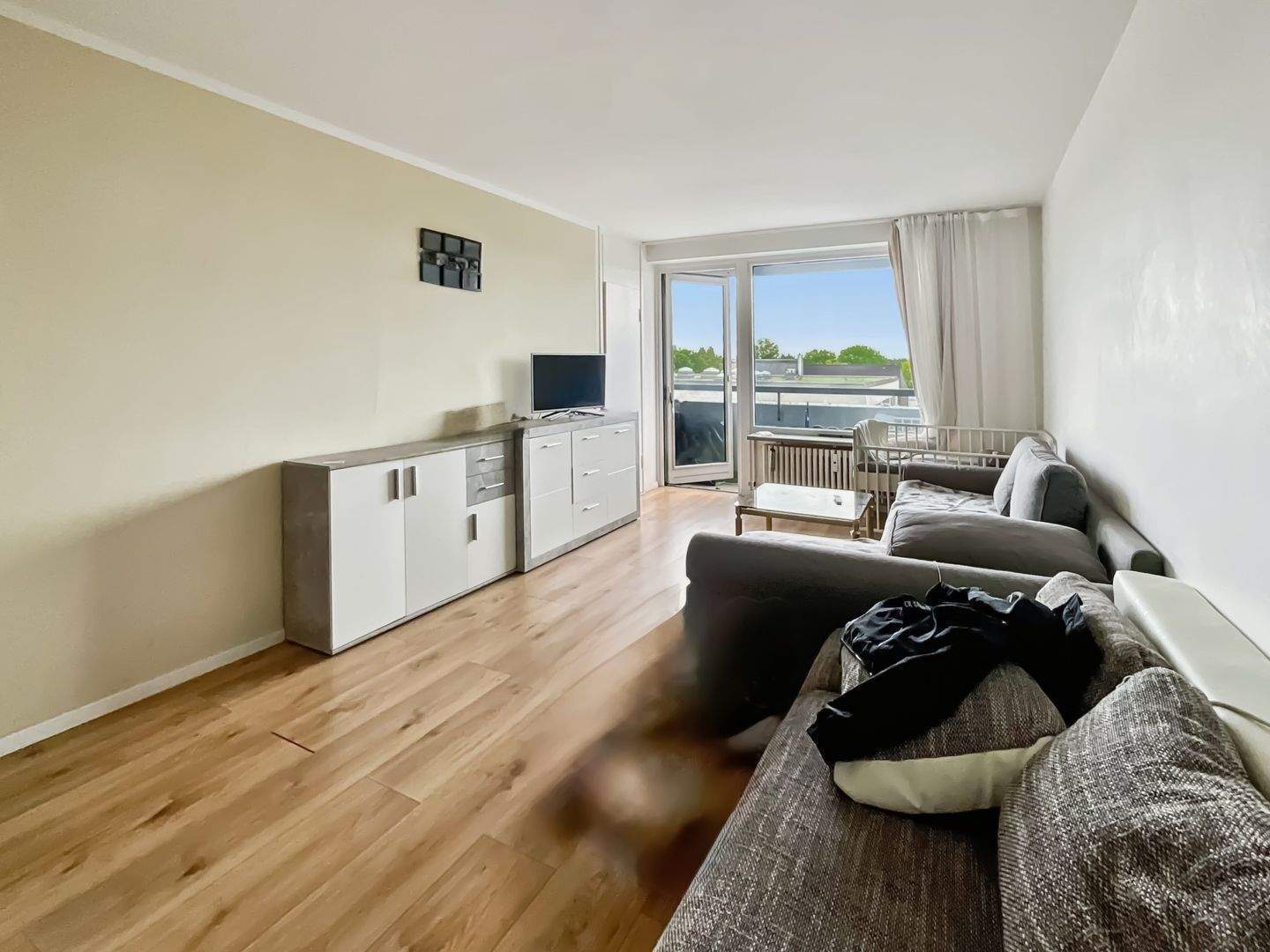 1-Zimmer-Wohnung im Deba Hochhaus mit gepflegtem Außenpool - frei ab 01.07.2026