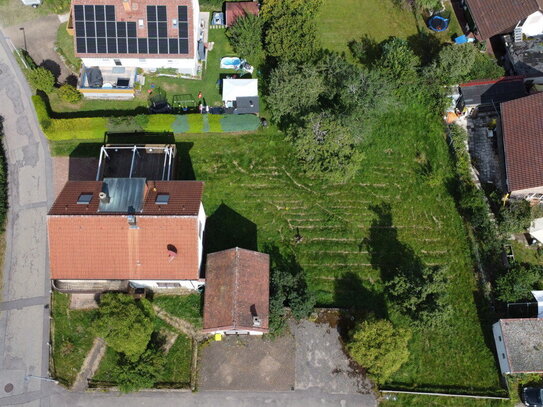 Riesiger Garten oder zweiter Bauplatz: Großes Haus mit sonniger Dachterrasse