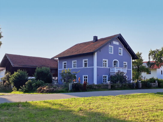 Historische Eleganz trifft Moderne: Saniertes Mehrfamilienhaus mit Nebengebäude in Kienberg