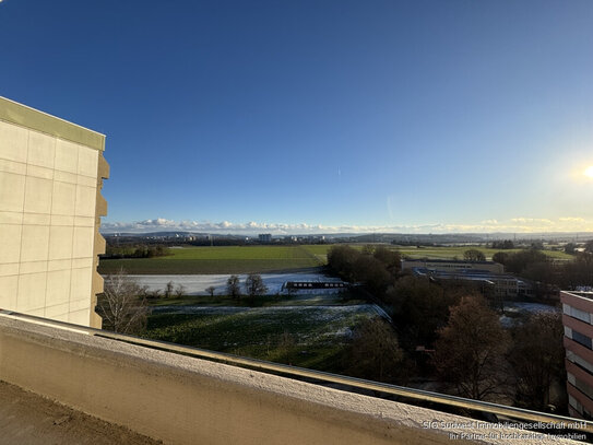 Neu Sanierte 3,5 Zimmer ETW mit 2 Balkone und Einbauküche und mehr mit Panoramaausblick Inkl. Aufzug