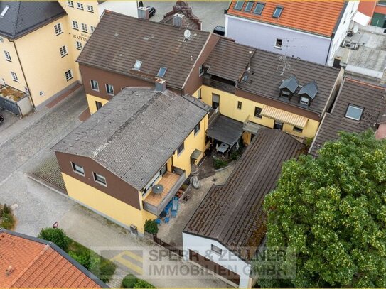 Im Herzen von Dorfen - gepflegtes Wohn- und Geschäftsgebäude: Große Gewerbeeinheit mit Schaufensterfront und 5 Wohneinh…