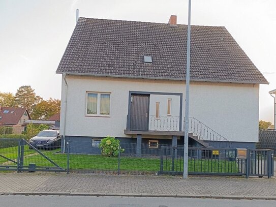 Gepflegtes 8-Zi-Zweifamilienhaus mit Garten, 3 Stellplätzen und großem Keller in Altwarmbüchen