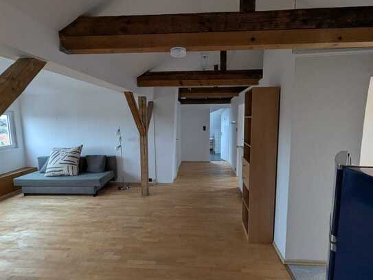 Geräumige Dachwohnung mit Balkon