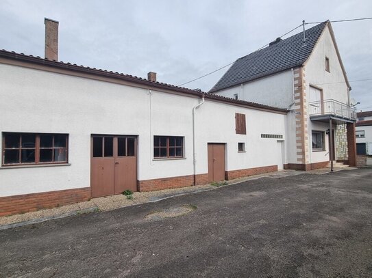 Großzügiges Wohnhaus mit Gewerbehalle und Garagen in Losheim