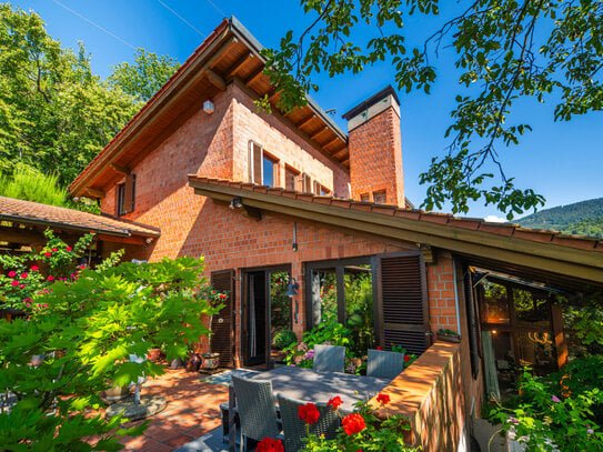 Einfamilienhaus mit Einliegerwohnung, großartigem Blick und außergewöhnliche Ausstattung