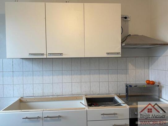 RENOVIERT *** Balkon * neue EBK, Tageslichtbad m. neuer Dusche, Keller ***