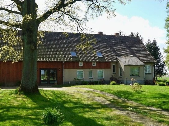 Häuslerei mit Garten, Tenne und Carports