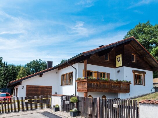 zeitlose LANDHAUSVILLA mit zwei Garagen, Schwimmteich/Pool und großem Garten