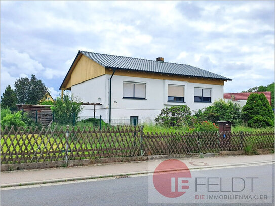 Teilsaniertes Einfamilienhaus mit großer Dachterrasse, Garage, Kamin, Teich und Balkon