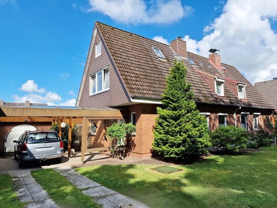 sofort verfügbar - DHH in Heide mit überdachter Terrasse und Balkon