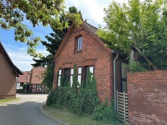 Historisches Backsteinhaus mit Fachwerkscheune am idyllischen Hafen Garz, Havelberg