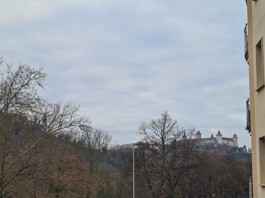 Wunderschöne 2,5-Zimmer Wohnung mit Mainblick und 2 Balkonen