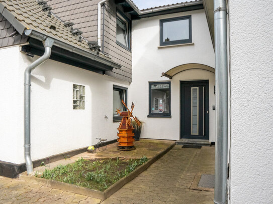 Historie trifft Moderne: Idyllisches Zweifamilienhaus in Oberkaufungen *Kamin, Südbalkon, Garten*