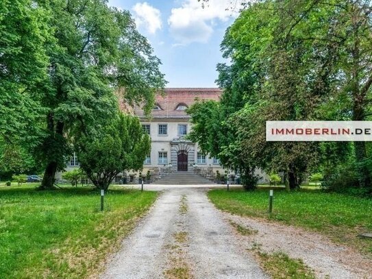 IMMOBERLIN.DE - Klassisches Torhaus mit Sonnengarten + Pool am Kartzower Schloss