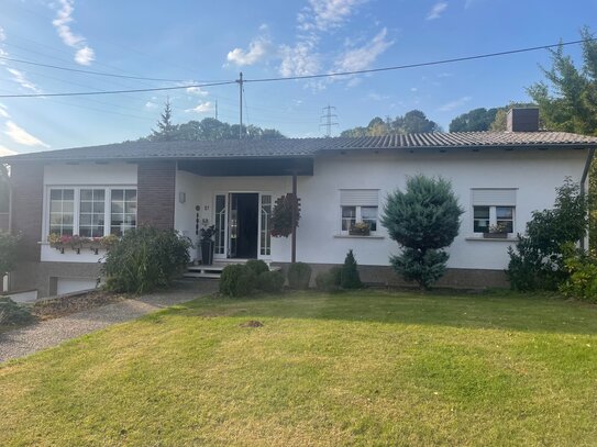 Sehr gepflegter, renovierter Bungalow mit wunderbarem, parkähnlichem Grundstück in Beckingen.