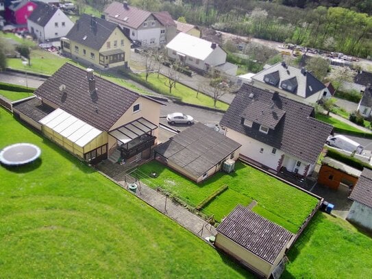 Vielseitig nutzbares Haus in gutem Zustand und herrlichem Landschaftsblick in erhöhter Lage