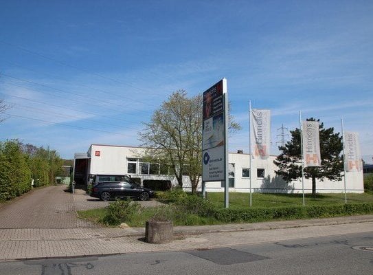 Hallen- und Büroflächen