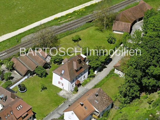 Vermietetes Mehrfamilienhaus mit 3 Wohneinheiten, vermieteten Garagen und zusätzlichen Baugrund