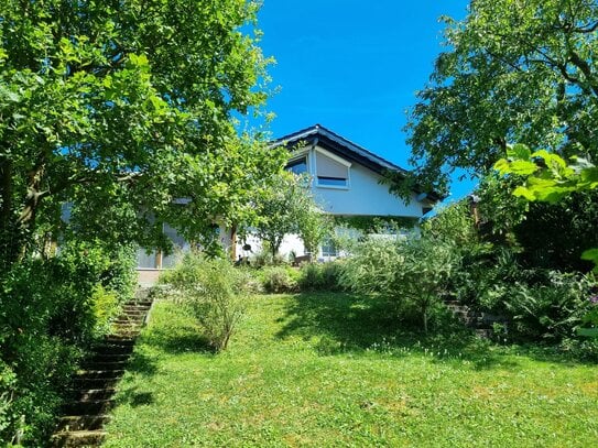 Freistehendes Einfamilienhaus mit Garage