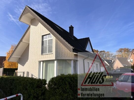 Helles, modernisiertes Ein- Zweifamilienhaus mit Vollkeller und Garage in zentraler ruhiger Siedlungslage