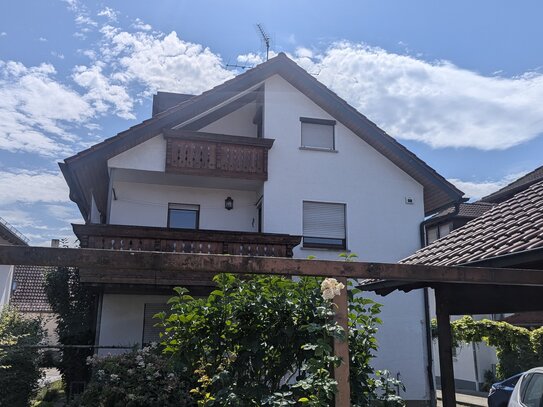 Gepflegtes Zweifamilienhaus mit ausgebautem Dachstock, großer Garage mit Carport und Garten