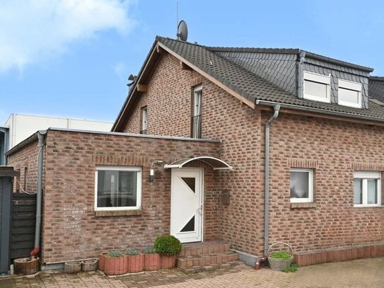 Zweifamilienhaus mit Haus-im-Haus-Charakter, Garten und Carport in Essen - Altenessen