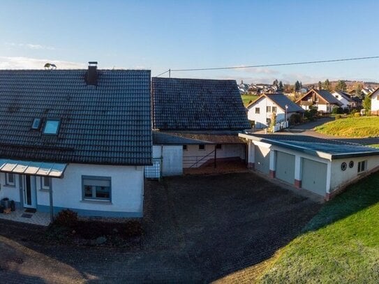 Gepflegtes Einfamilienhaus mit ausbaufähiger Scheune, separatem Garagenanbau und großem Grundstück