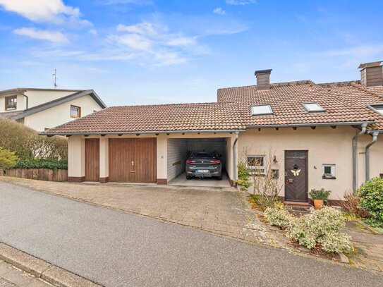 Bezaubernde Doppelhaushälfte mit Garten, Garage und Carport in 79183 Waldkirch