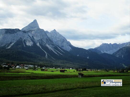 Am Fuße der Zugspitze - in herrlicher Urlaubsregion - befindet sich diese Villa mit Einliegerwohnung in Top Aussichtsla…