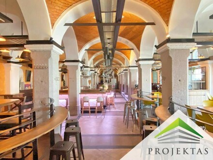 Perfekt ausgestattetes Gastronomieobjekt mit Bar und Gastgarten in der historischen K&K Reithalle in Enns!
