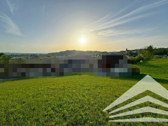 Sonniges Baugrundstück mit traumhaftem Fernblick im Zentrum von Walding