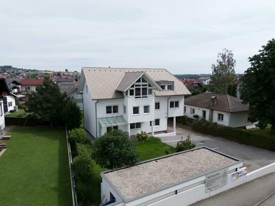Top 1 – Dachgeschosswohnung mit Garten und Pavillon in Gmunden – Blick auf den Traunstein und Grünberg