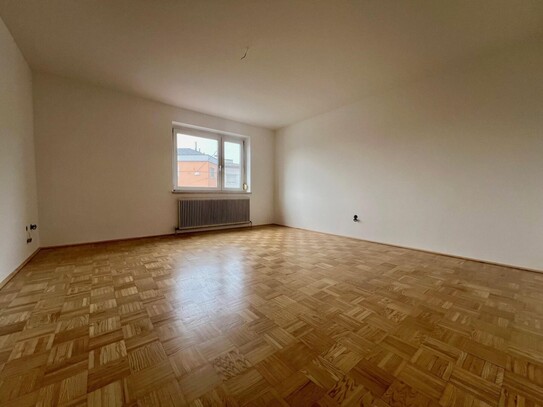 Sanierte, geräumige 3,5-Zimmer-Wohnung mit kleinem Balkon - WG tauglich!