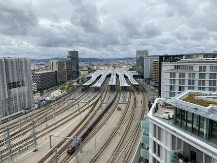 Wohnung mit Balkon: Blick über den Hauptbahnhof in den Wienerwald