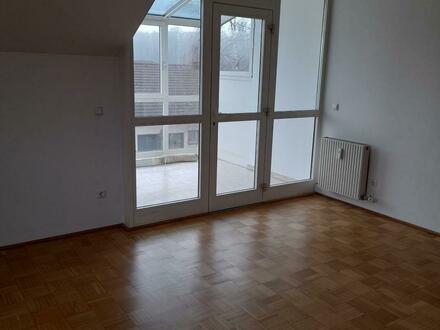 Erstklassige 3-Zimmer Wohnung mit Wintergarten in Attnang-Puchheim! Privater Parkplatz und Keller vorhanden! Provisions…